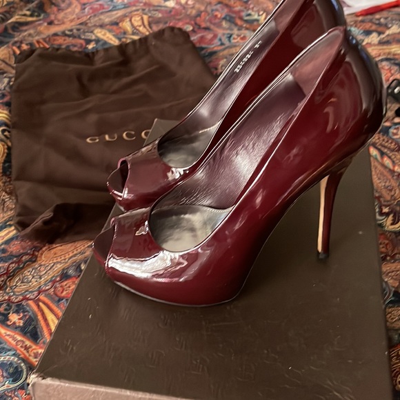 Very Classy High Heeled Perp Toe GUCCI Pumps - Picture 3 of 7